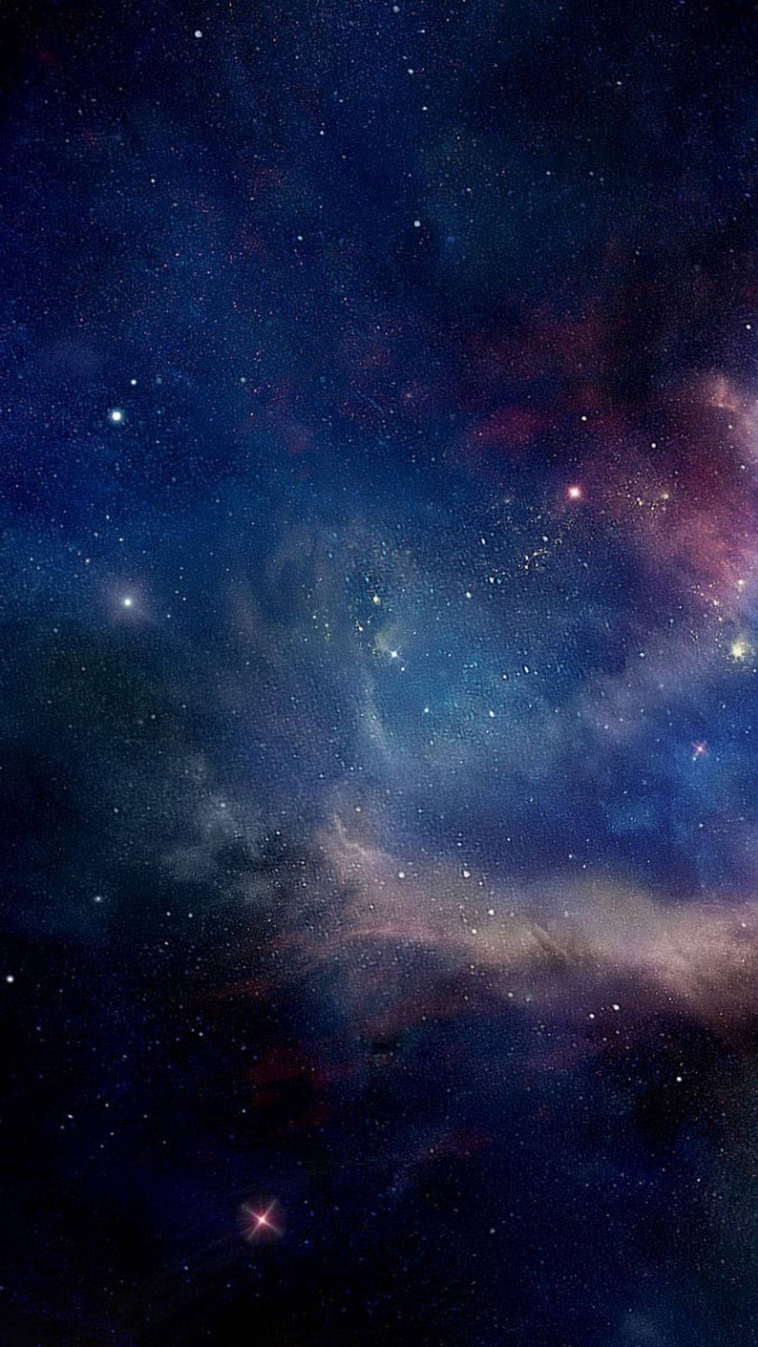 Samsung Mobile 桌布 壁紙 — 一個令人嘆為觀止的宇宙星雲景觀，在星空的背景下散發出深藍色、紫色和粉紅色的光芒。