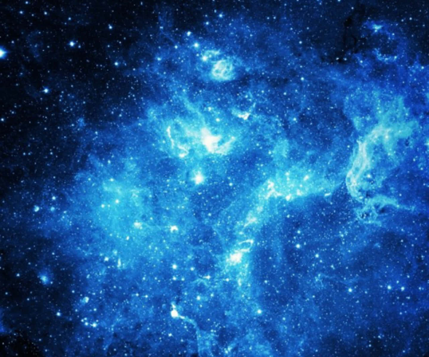 藍色銀河 桌布 壁紙 — 一個令人嘆為觀止的宇宙星雲景觀，在深邃的黑色虛空中閃耀著電光藍色和白色的星星。