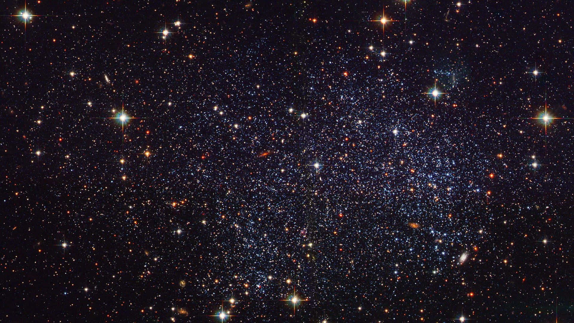 Stars 桌布 壁紙 — 一個令人嘆為觀止的密集星團，在深邃的黑色宇宙虛空中閃爍著白色、橙色和藍色的星星。