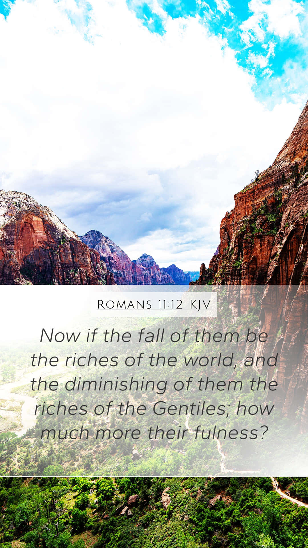 Girly Bible Verse 桌布 壁紙 — 一個令人嘆為觀止的峽谷，擁有紅色岩石峭壁和茂密的綠色植物，在明亮的藍天白雲下。