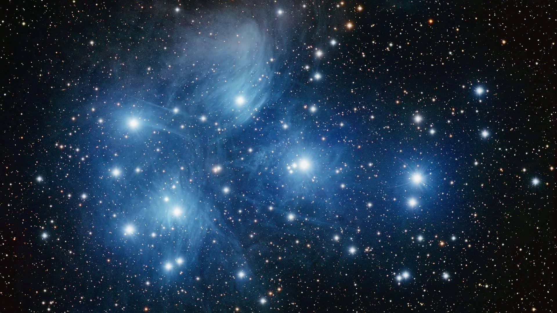 Star Cluster 桌布 壁紙 — 一個令人嘆為觀止的星團景象，在黑暗的宇宙背景下閃耀著藍色星雲。