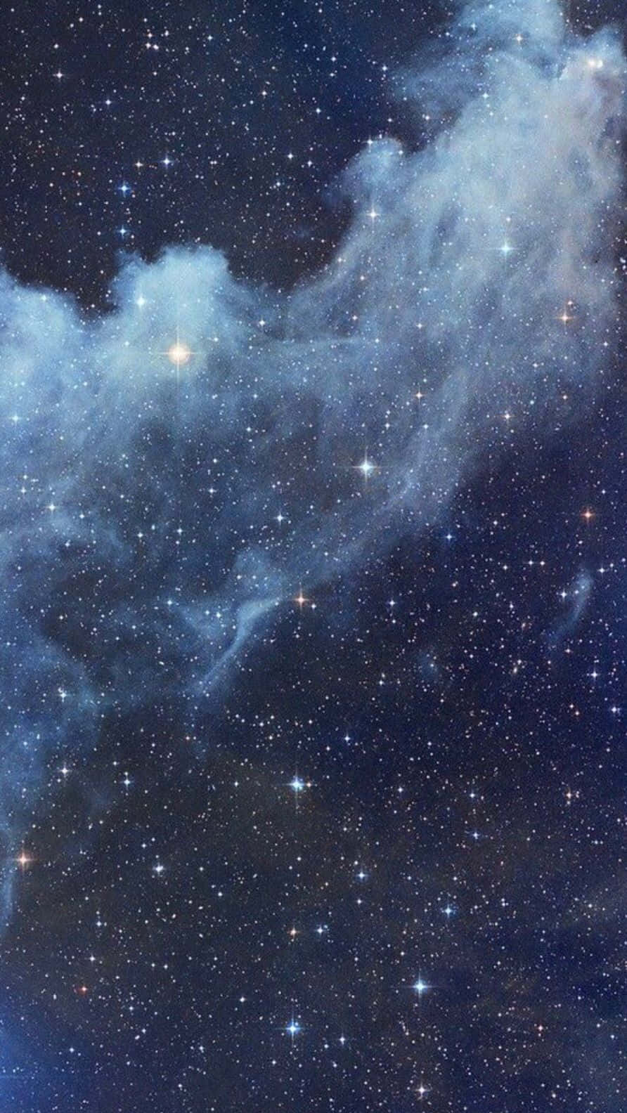 Blue Stars 桌布 壁紙 — 一個令人嘆為觀止的星空景觀，在深邃的宇宙夜空中，閃耀著藍色星雲和閃爍的星星。