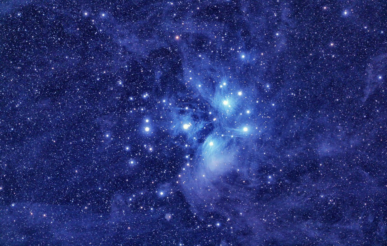 Star Cluster 桌布 壁紙 — 一個令人嘆為觀止的星空景觀，發光的藍色星雲和散落的星星點綴在深邃的宇宙藍色背景上。