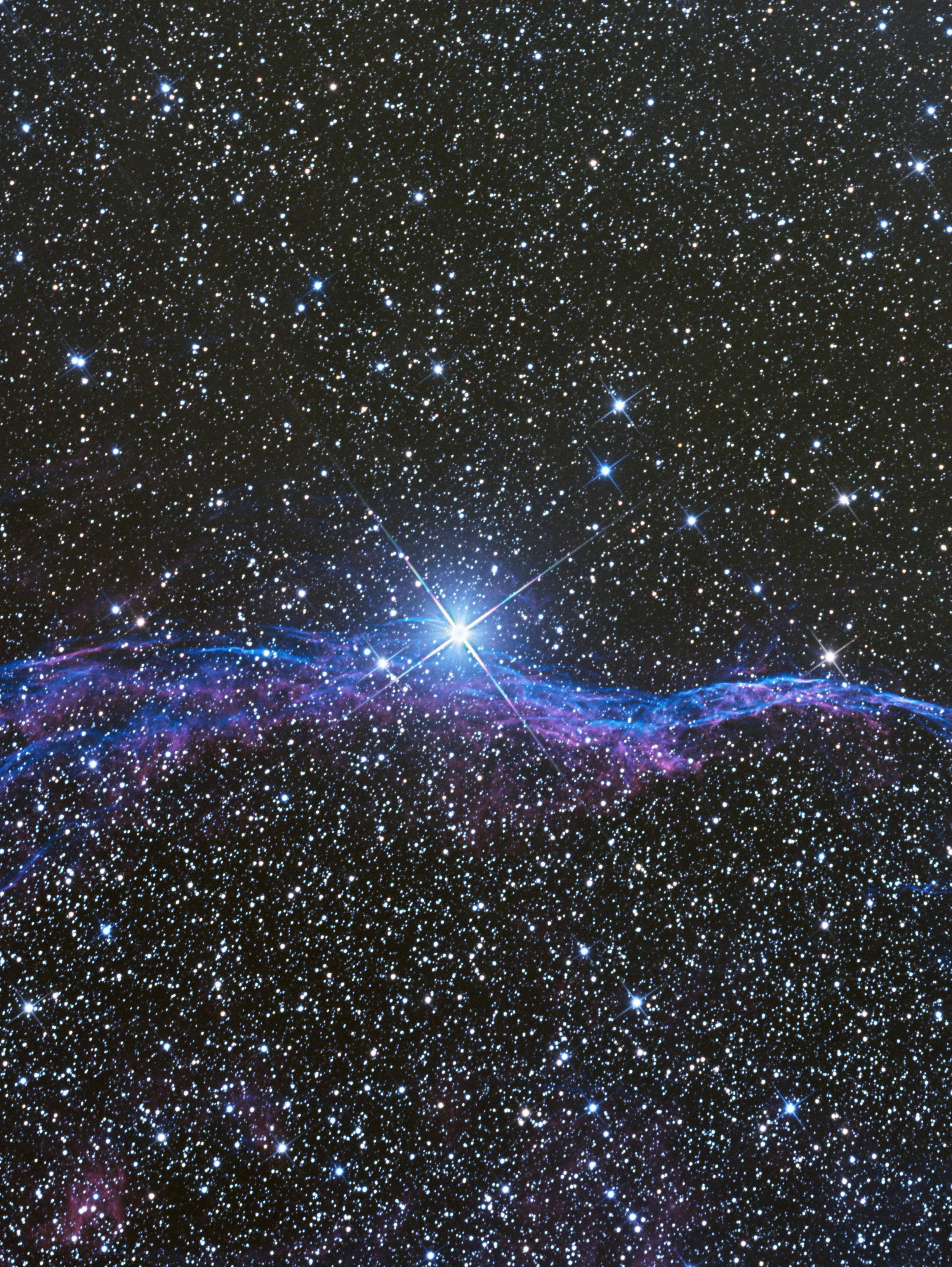 Pretty Galaxy 桌布 壁紙 — 一個令人嘆為觀止的星空景象，充滿活力的藍色和紫色星雲在耀眼中心星體下發光。