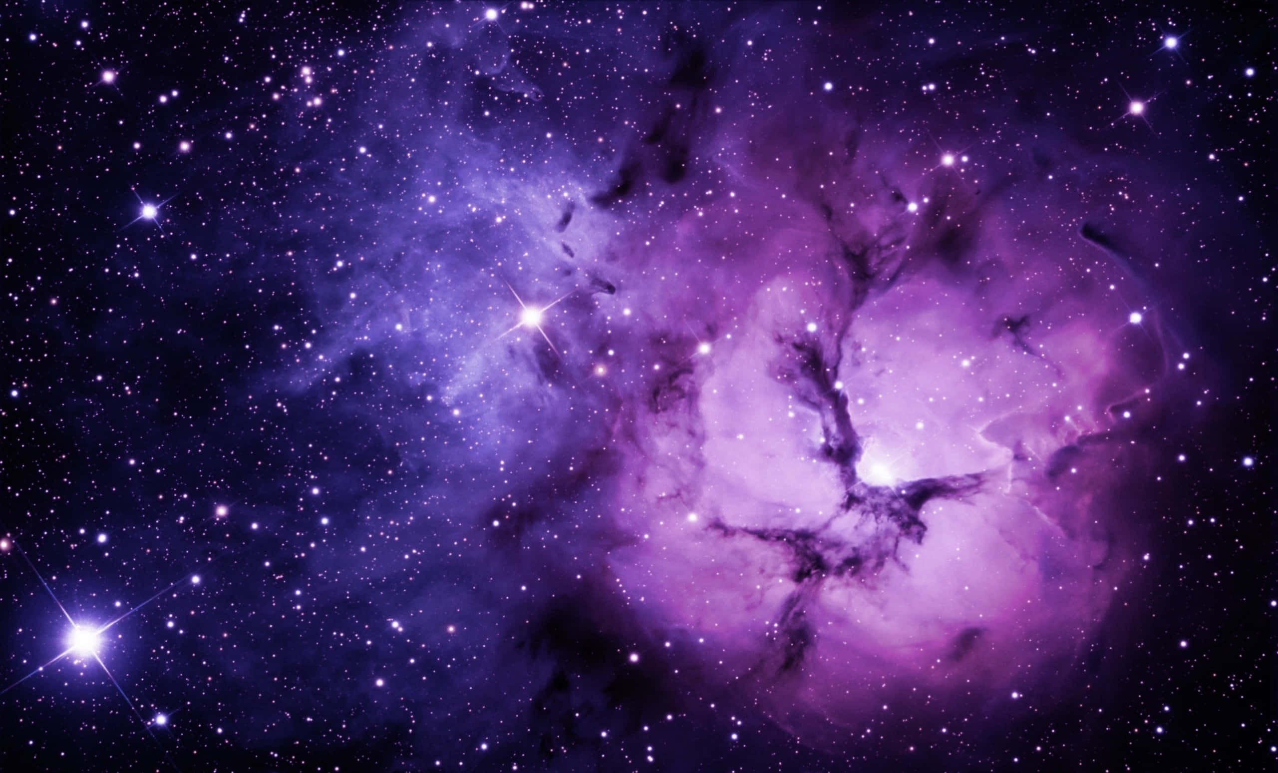 galaxies 桌布 壁紙 — 一個令人嘆為觀止的景色，充滿活力的紫色星雲在深邃的宇宙虛空中閃爍著星光。