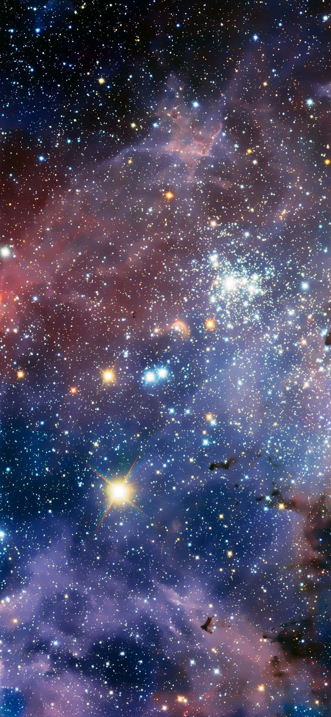 太空 桌布 壁紙 — 一個令人嘆為觀止的景觀，充滿了發光的星星和紫色、藍色、粉紅色氣體漩渦雲的充滿活力的宇宙星雲。