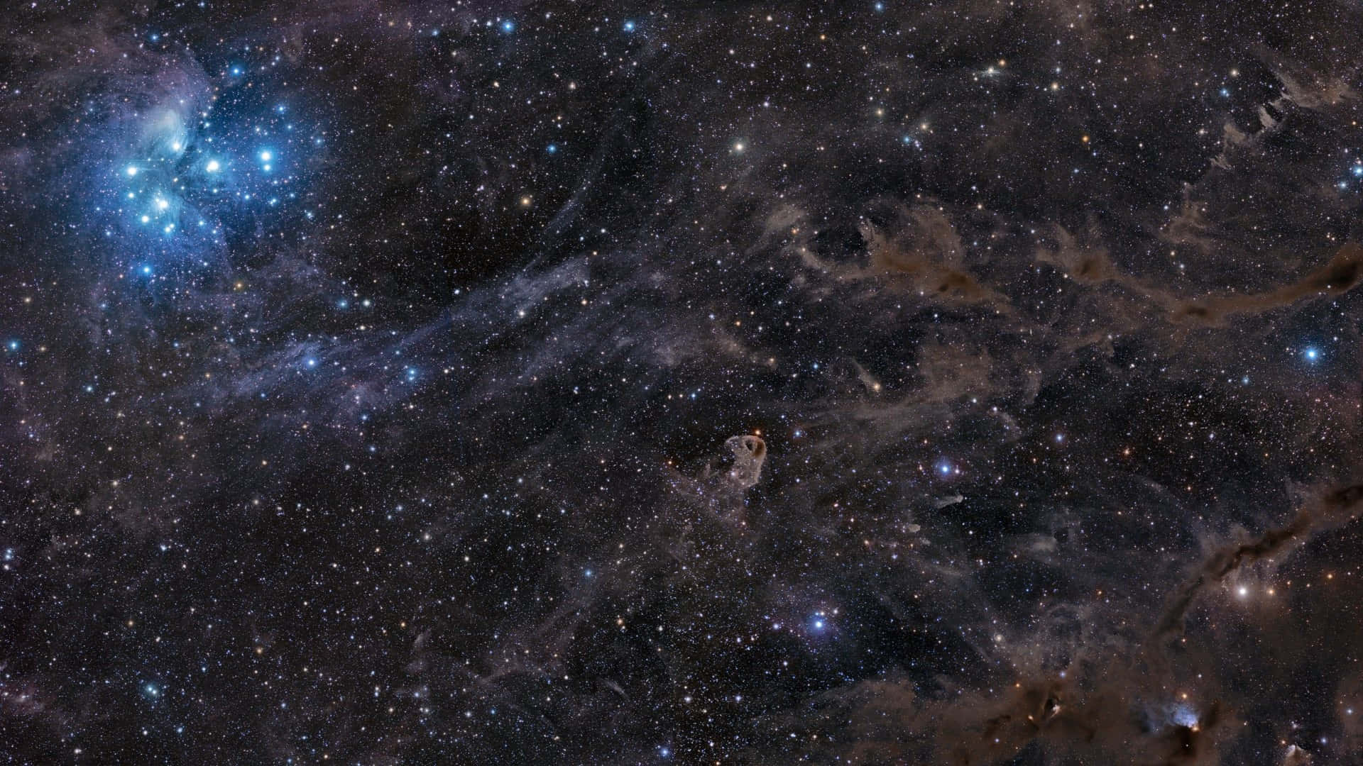 Deep Space 桌布 壁紙 — 一個令人嘆為觀止的景觀，充滿恆星的星系中，發光的藍色星雲和旋轉的宇宙塵埃映襯著黑暗的虛空。