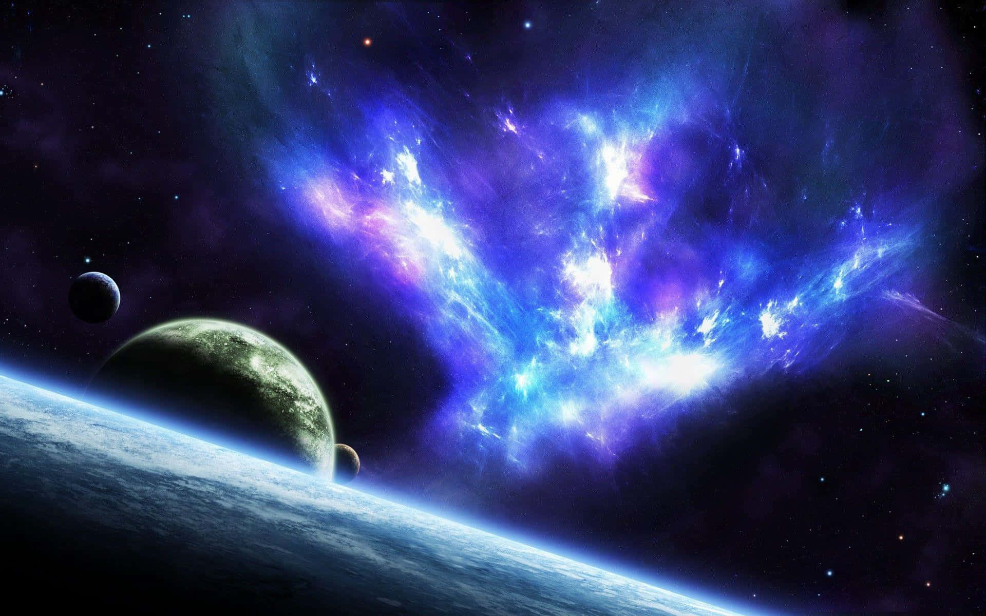 酷炫太空 桌布 壁紙 — 一個令人嘆為觀止的景象，一個充滿活力的藍色和紫色星雲在一個彎曲的行星後面發光，該行星具有稀薄的大氣層和遙遠的衛星。