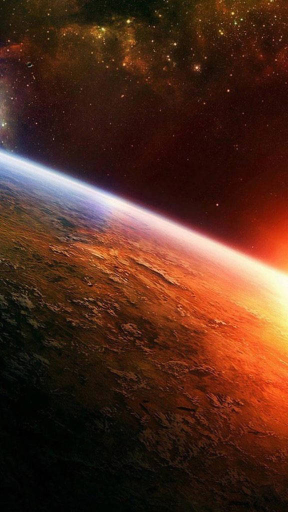太空 iPhone 桌布 壁紙 — 一個令人嘆為觀止的景象，一個微紅色的外星行星在佈滿星星的宇宙天空中彎曲，伴隨著發光的星雲。