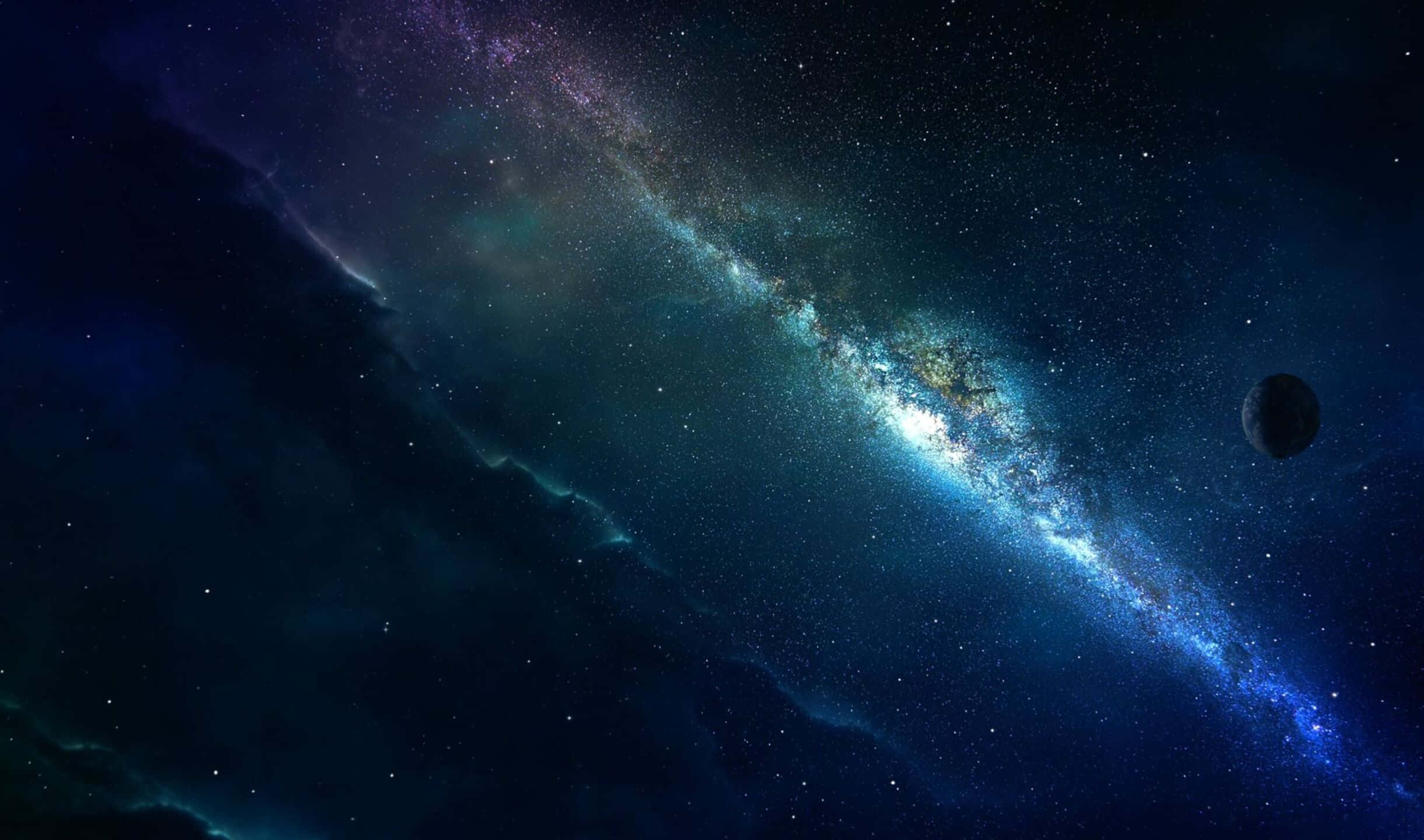 2440x1440 Amoled 桌布 壁紙 — 一個令人嘆為觀止的景象：一個發光的藍色和紫色螺旋星系劃過佈滿星星的宇宙虛空，附近有一顆黑暗行星。