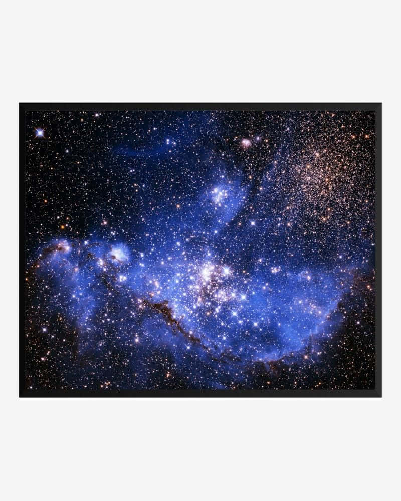 Interstellar Cloud 桌布 壁紙 — 一個令人嘆為觀止的景象，在深邃的宇宙黑色背景上，一個充滿活力的藍色星雲旋轉著發光的星星。