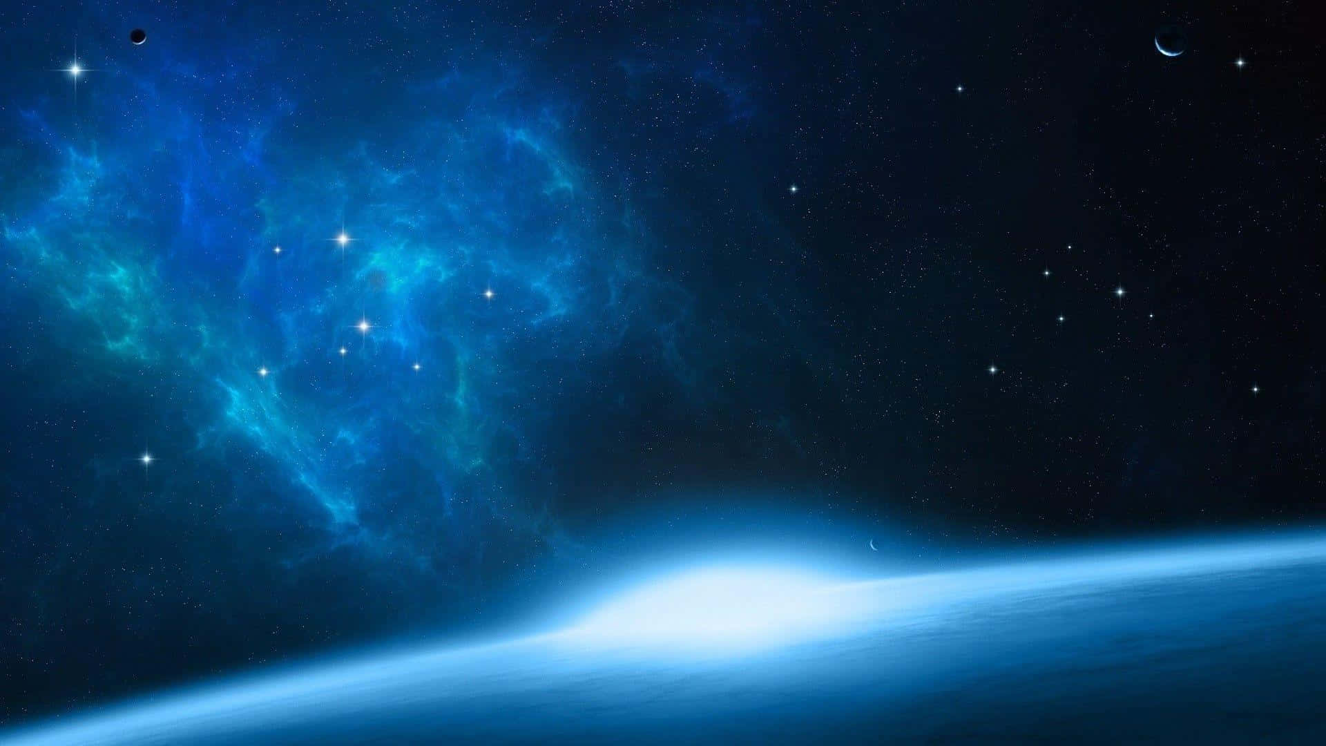 Beautiful Space 桌布 壁紙 — 一個令人嘆為觀止的景象，發光的藍色星雲和星星位於行星彎曲的地平線之上，伴隨著新月。