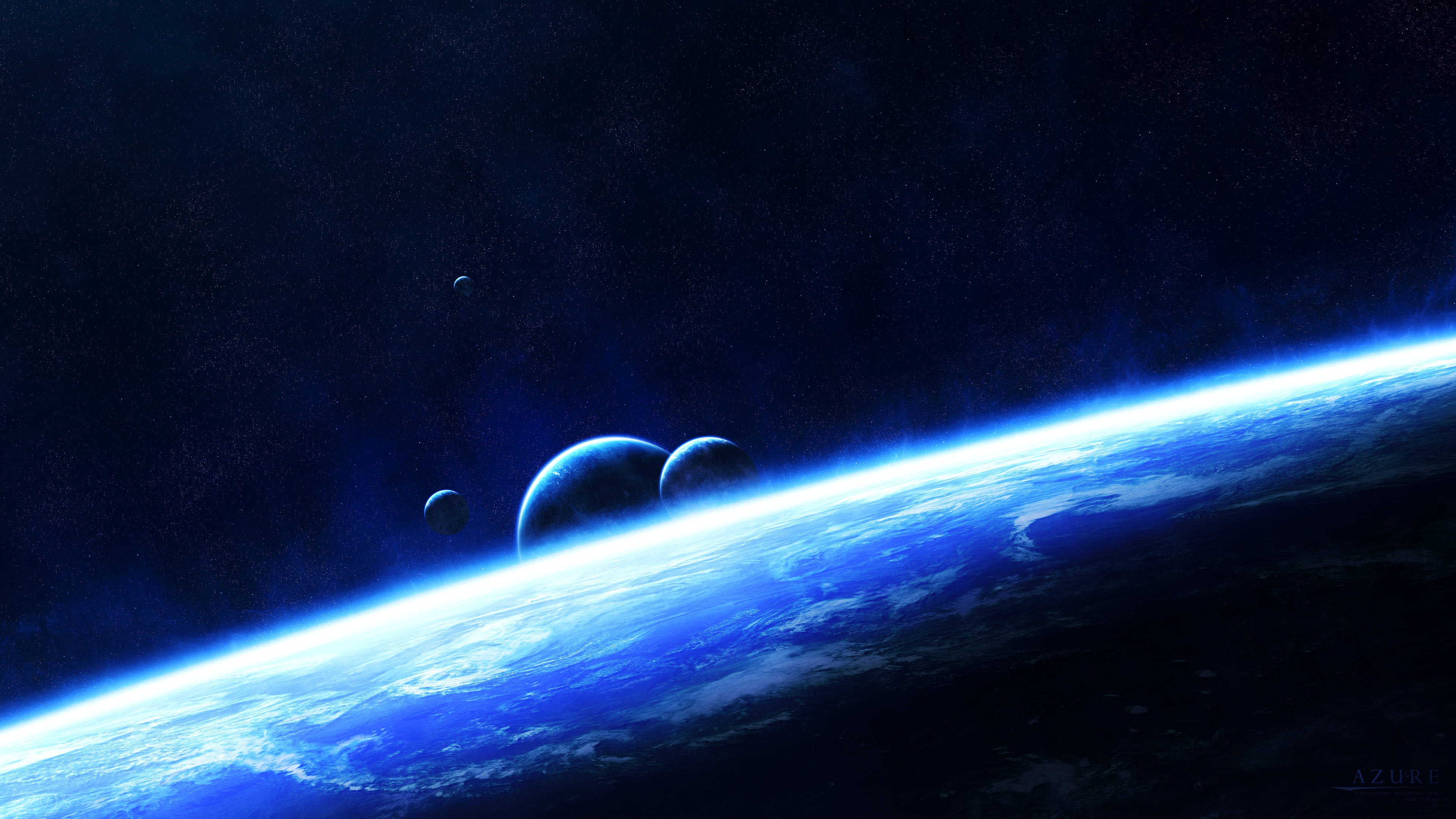 宇宙 桌布 壁紙 — 一個令人嘆為觀止的景象：藍色行星彎曲的地平線散發著大氣光芒，背景是繁星點點的宇宙和遙遠的衛星。