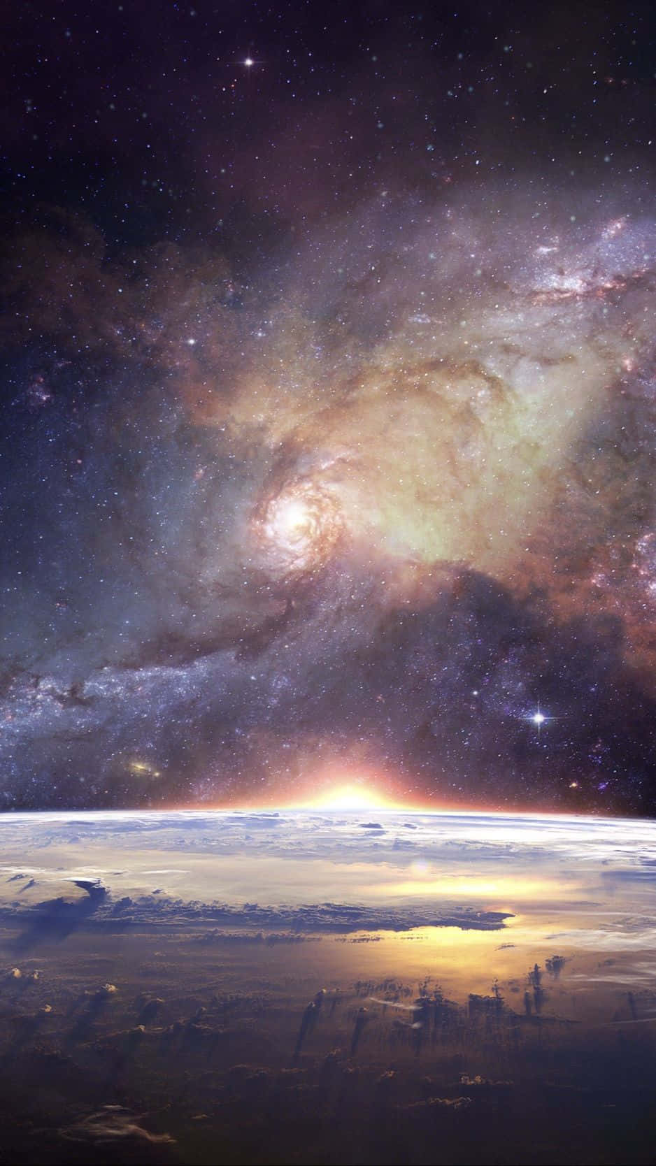 銀河 桌布 壁紙 — 一個令人嘆為觀止的景象：螺旋星系在行星地平線上方發光，伴隨著星星和宇宙塵埃，正值日出時分。