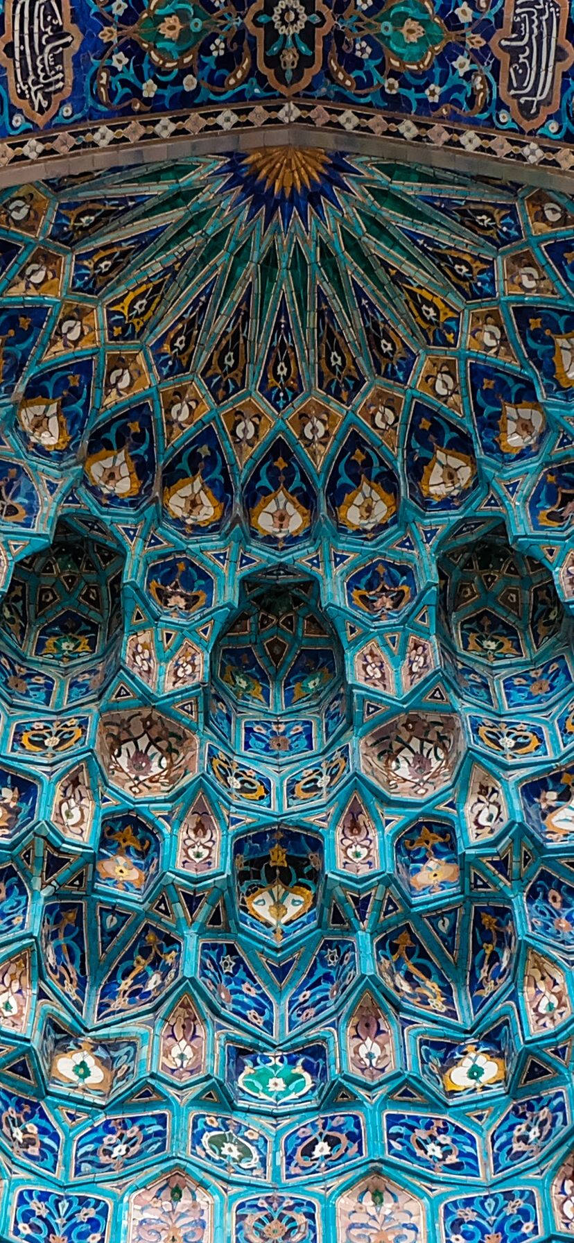 Best Islamic 桌布 壁紙 — 一個令人嘆為觀止的藍色和金色伊斯蘭瓷磚圓頂，帶有從中央太陽光線輻射出的幾何圖案和書法。