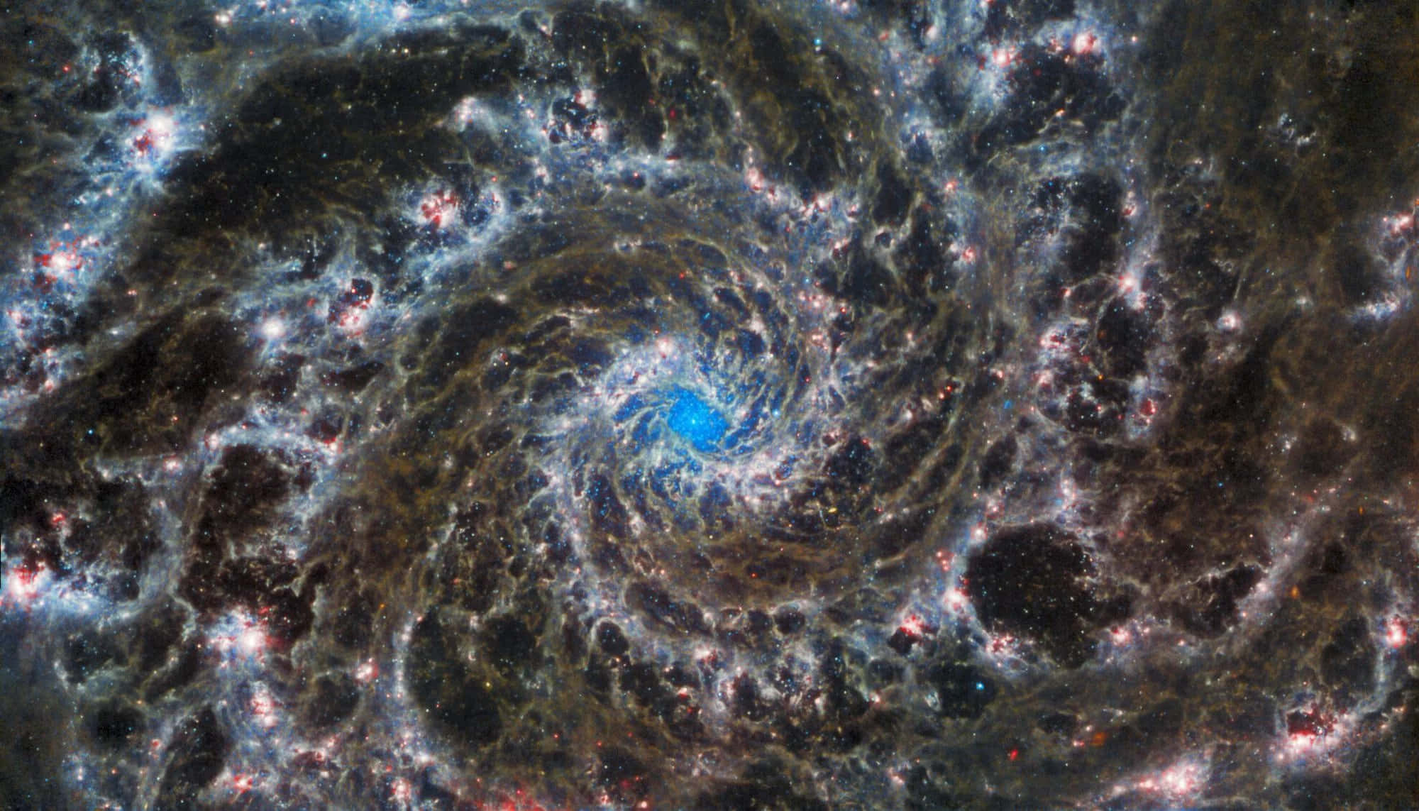 Nasa Galaxy 桌布 壁紙 — 一個令人嘆為觀止的螺旋星系，伴隨著宇宙塵埃和發光的恆星，從明亮的藍色核心輻射而出。