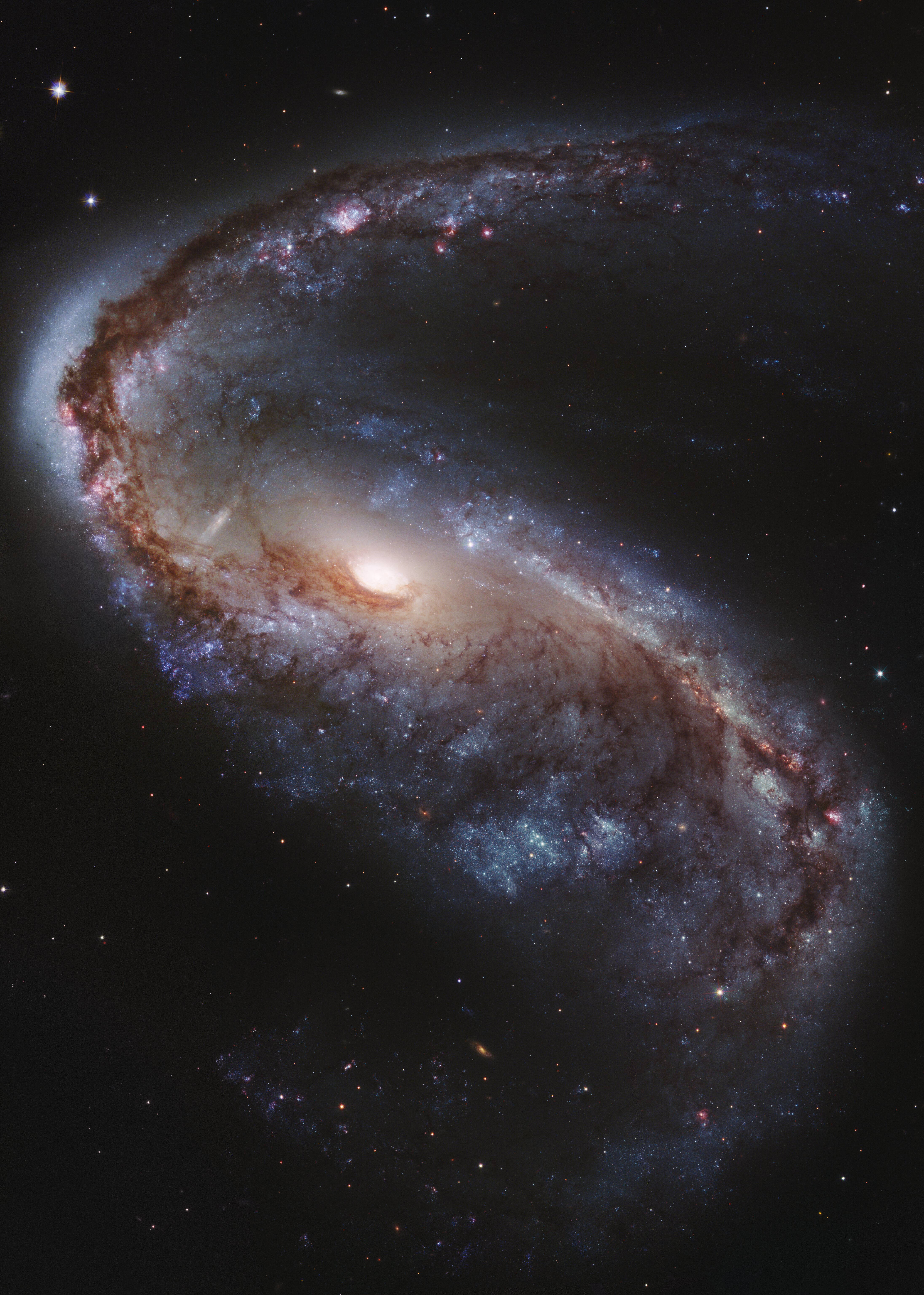 Milky 桌布 壁紙 — 一個令人嘆為觀止的螺旋星系，在佈滿星辰的宇宙虛空中旋轉著發光的藍色和橙色旋臂。