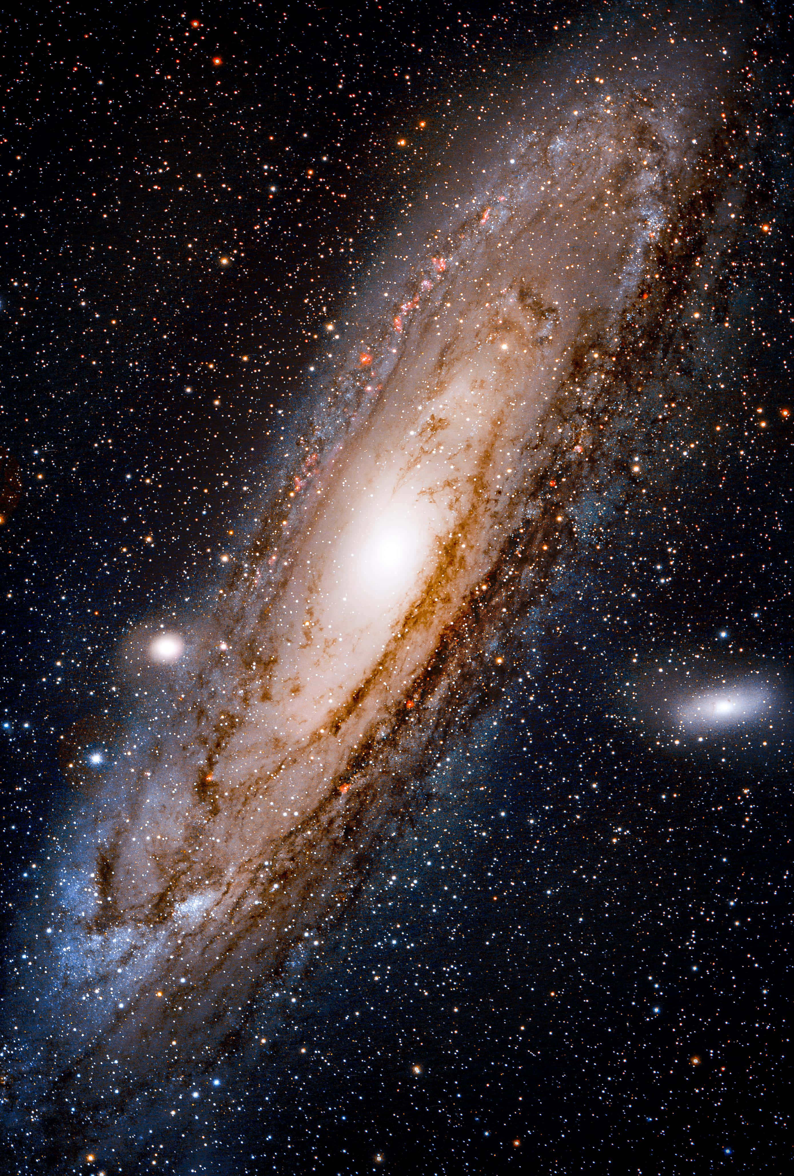 桌布 壁紙 — 一個令人嘆為觀止的螺旋星系，在佈滿星星的宇宙背景下散發出金色和藍色的光芒。