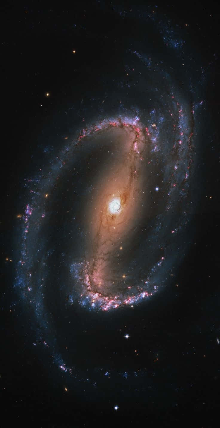 Spiral Galaxy 桌布 壁紙 — 一個令人嘆為觀止的螺旋星系，在佈滿星辰的宇宙虛空中旋轉著發光的橙色和藍色旋臂。