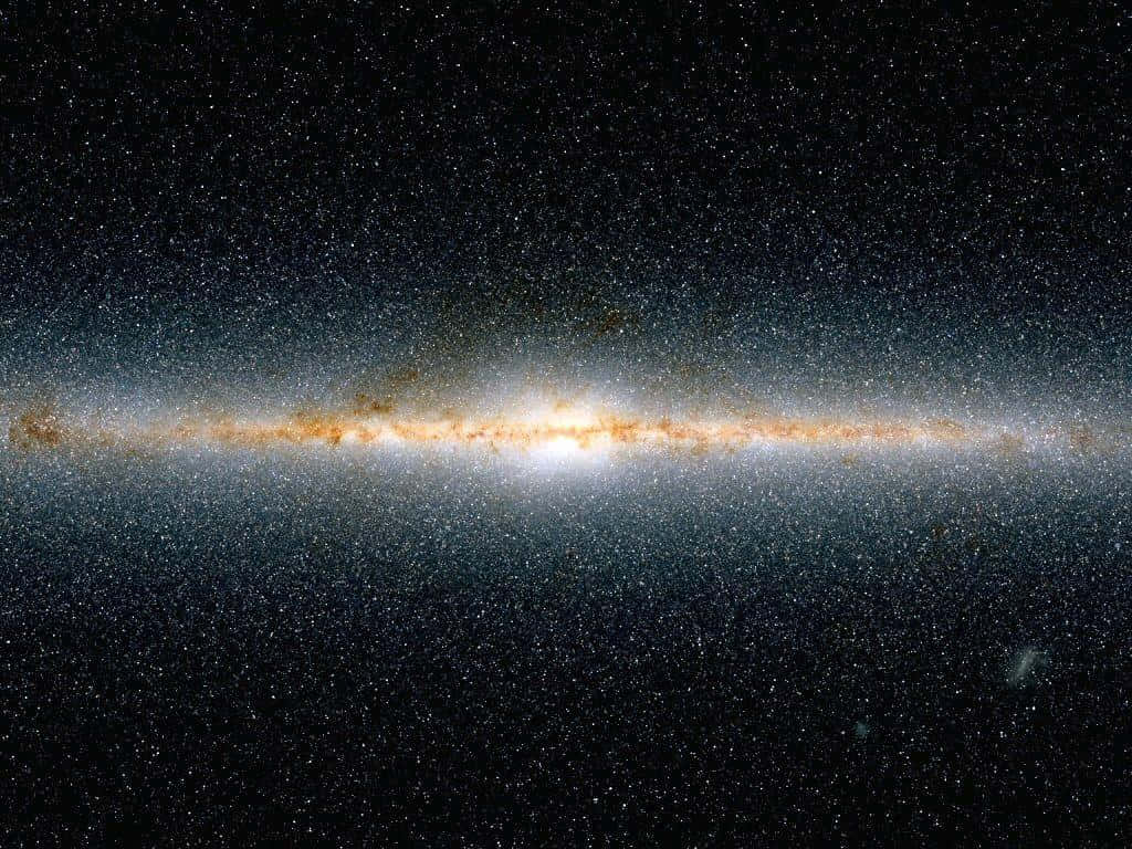 銀河 桌布 壁紙 — 一個令人嘆為觀止的螺旋星系，在佈滿星星的黑色宇宙背景下散發著金色和白色的光芒。