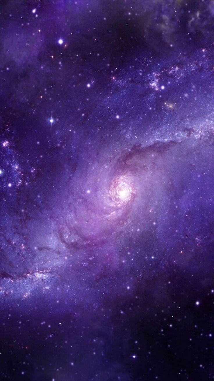星空動畫 桌布 壁紙 — 一個令人嘆為觀止的螺旋星系，在星空中散發著紫色和粉紅色的星雲光芒。