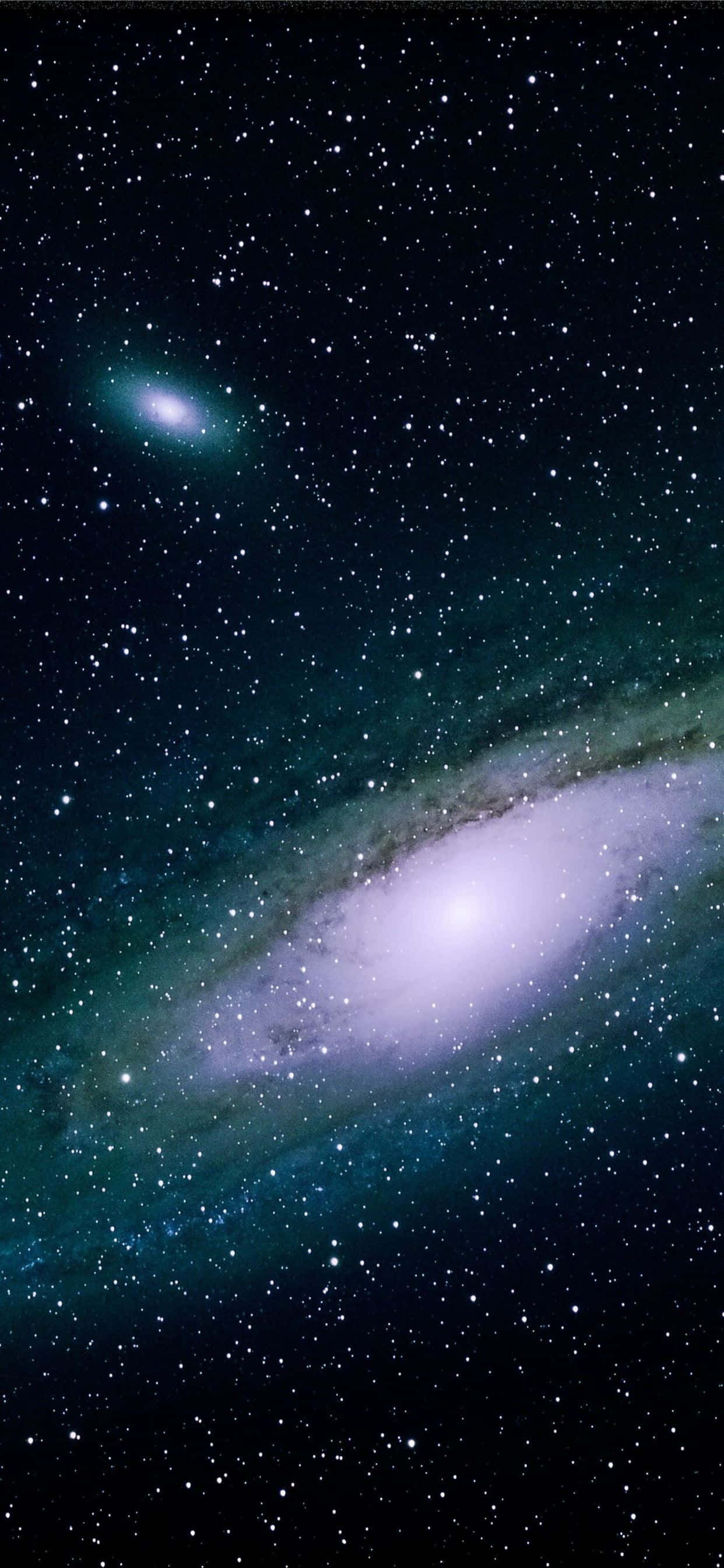 太空 桌布 壁紙 — 一個令人嘆為觀止的螺旋星系，在星空中散發出紫色和藍綠色的光芒。