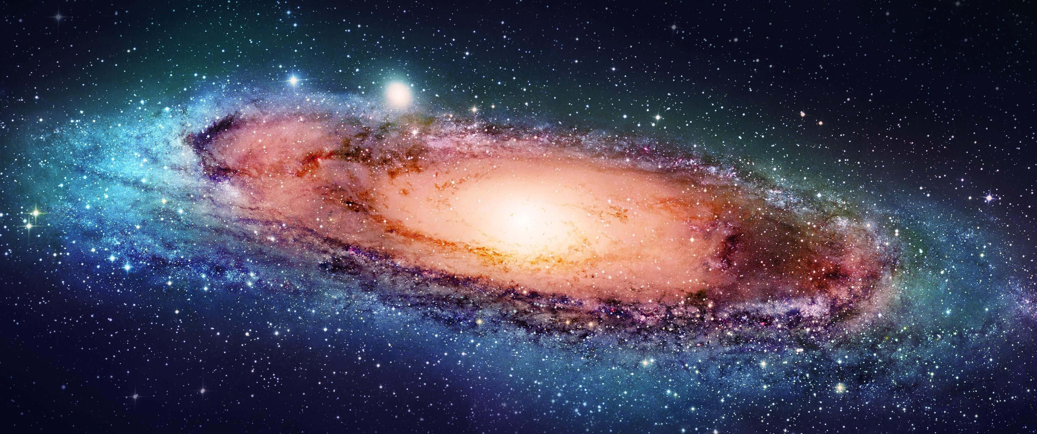 銀河 桌布 壁紙 — 一個令人嘆為觀止的螺旋星系，在星空中散發出橙色和藍色的光芒。
