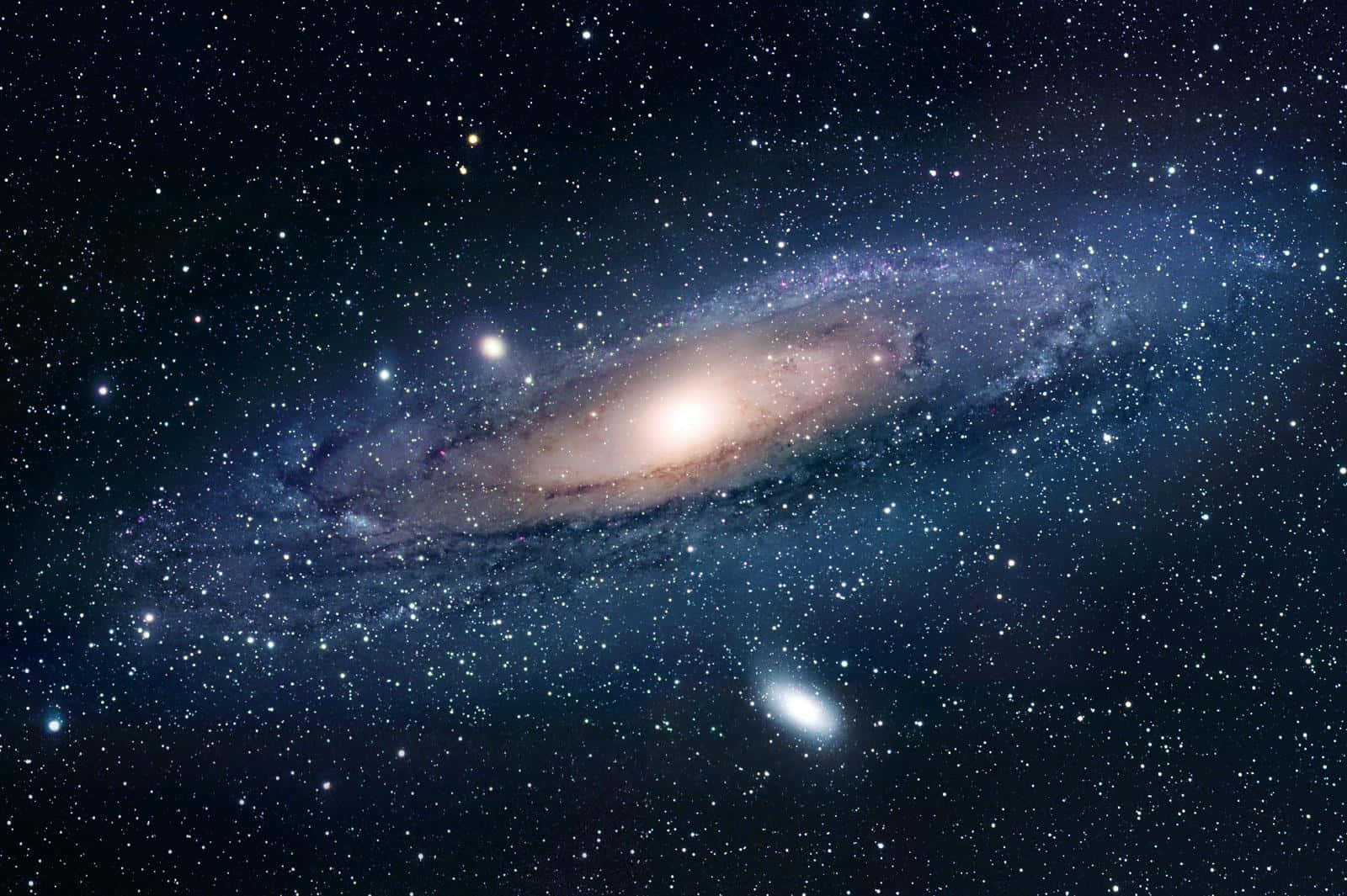 Nasa Galaxy 桌布 壁紙 — 一個令人嘆為觀止的螺旋星系，在星空中閃耀著金色核心和旋轉的藍色旋臂。