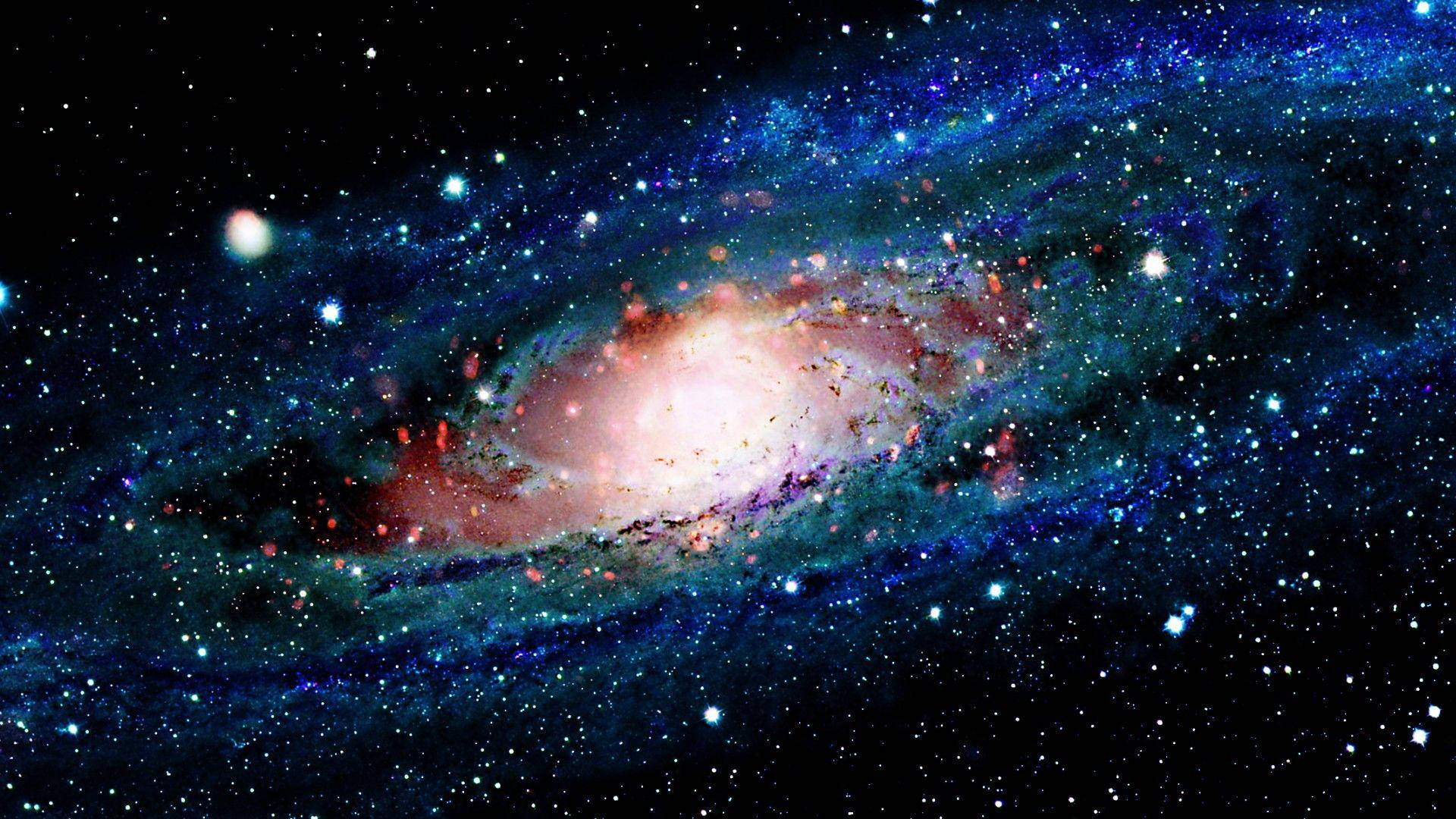 iPhone 7 plus space 桌布 壁紙 — 一個令人嘆為觀止的螺旋星系，在星空中閃耀著粉紅色和藍色的色調。