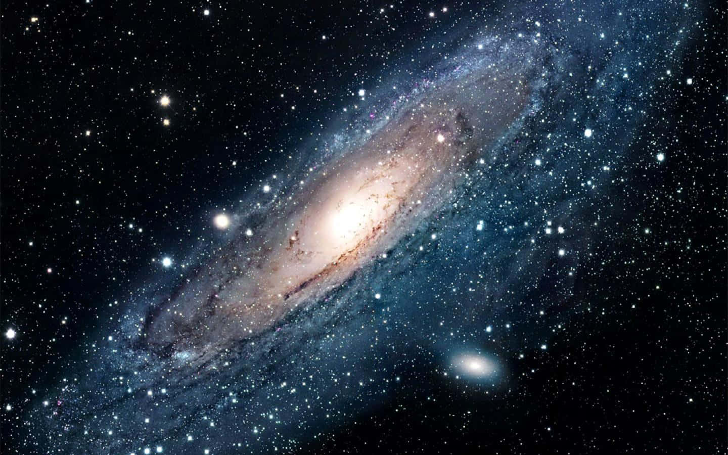 銀河 桌布 壁紙 — 一個令人嘆為觀止的螺旋星系，在星空中閃耀著金色核心和藍色旋臂。