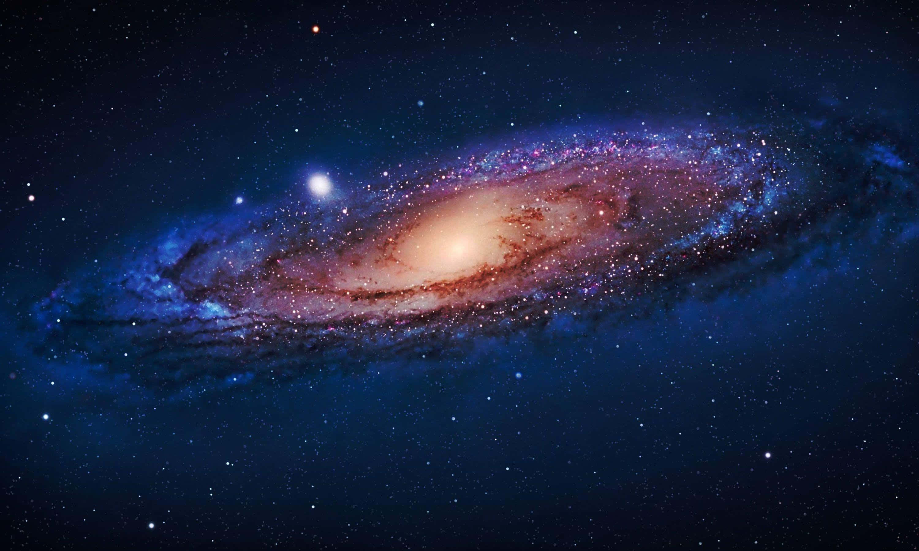 Whirlpool Galaxy 桌布 壁紙 — 一個令人嘆為觀止的螺旋星系，在星場背景下散發出藍色、紫色和金色的宇宙色調。