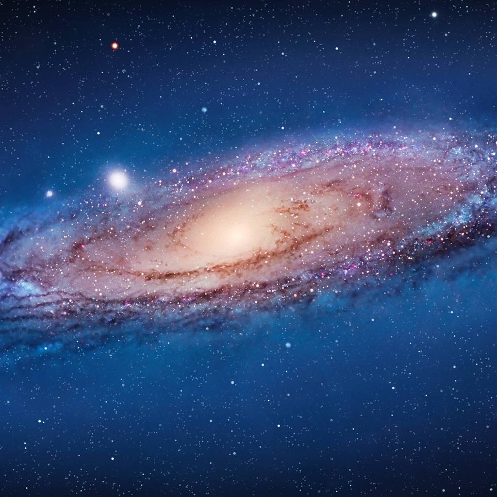 銀河 桌布 壁紙 — 一個令人嘆為觀止的螺旋星系，在深藍色星場中閃耀著粉紅色和金色的塵埃帶。