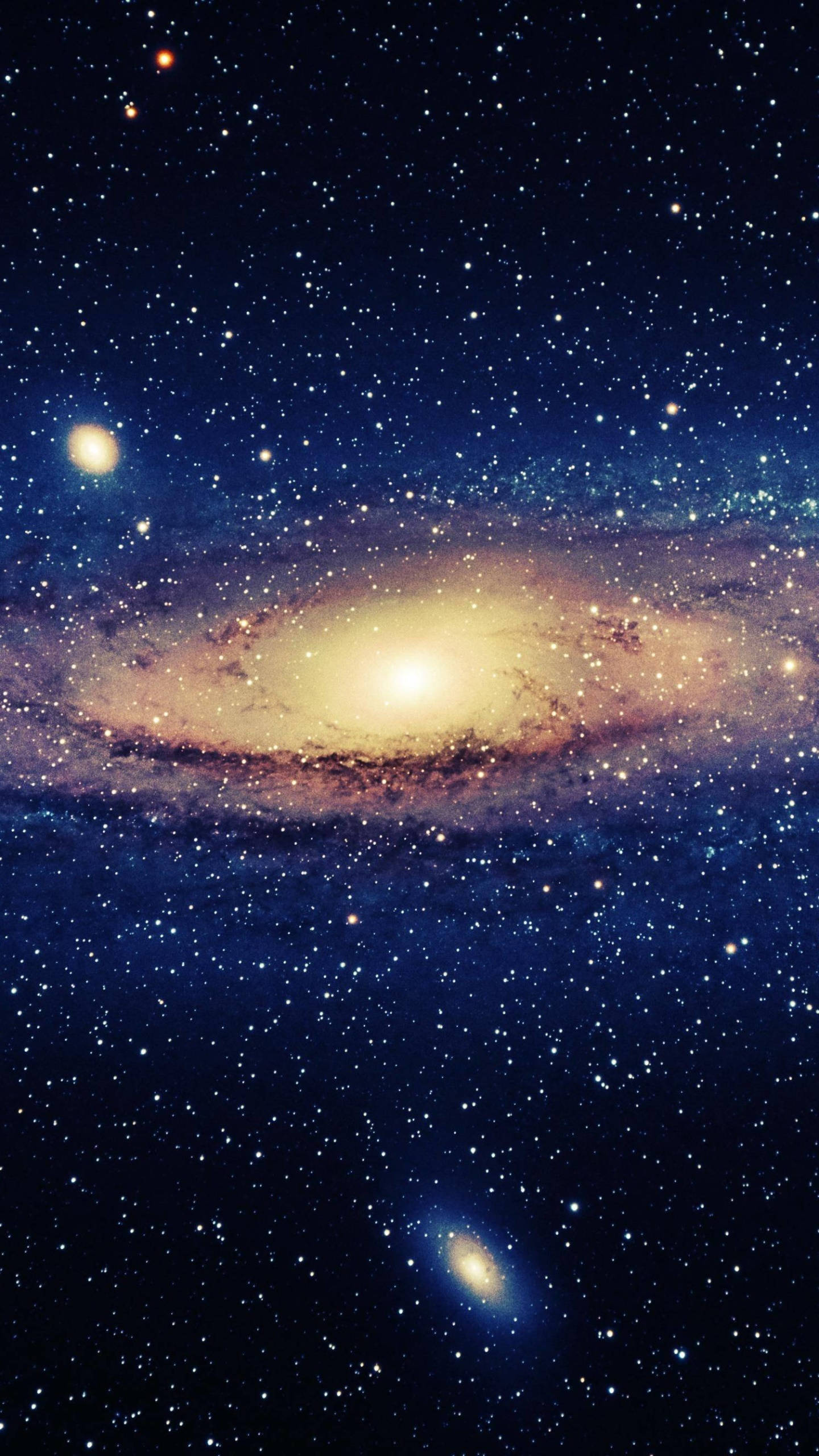 太空 桌布 壁紙 — 一個令人嘆為觀止的螺旋星系，在深藍色星空中閃耀著金色光芒，點綴著遙遠的天體。