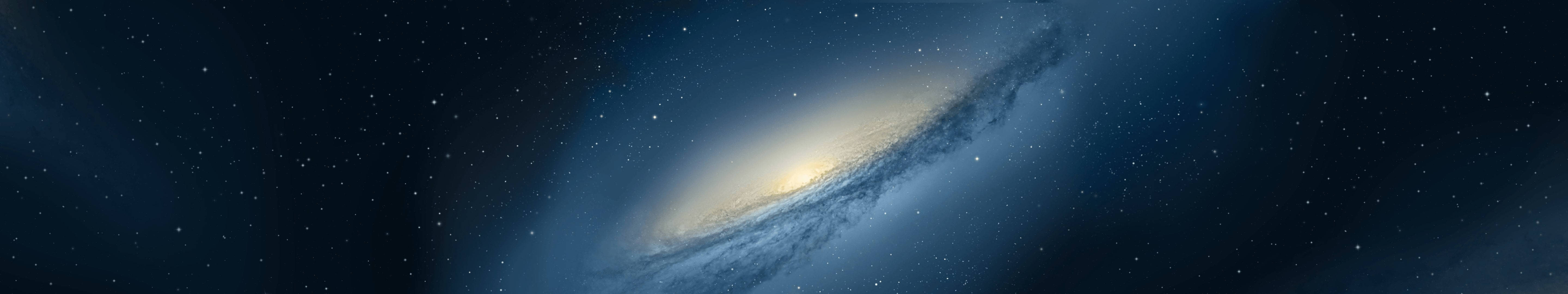 3 Monitor 桌布 壁紙 — 一個令人嘆為觀止的螺旋星系，在深藍色星空中散發著金色光芒。