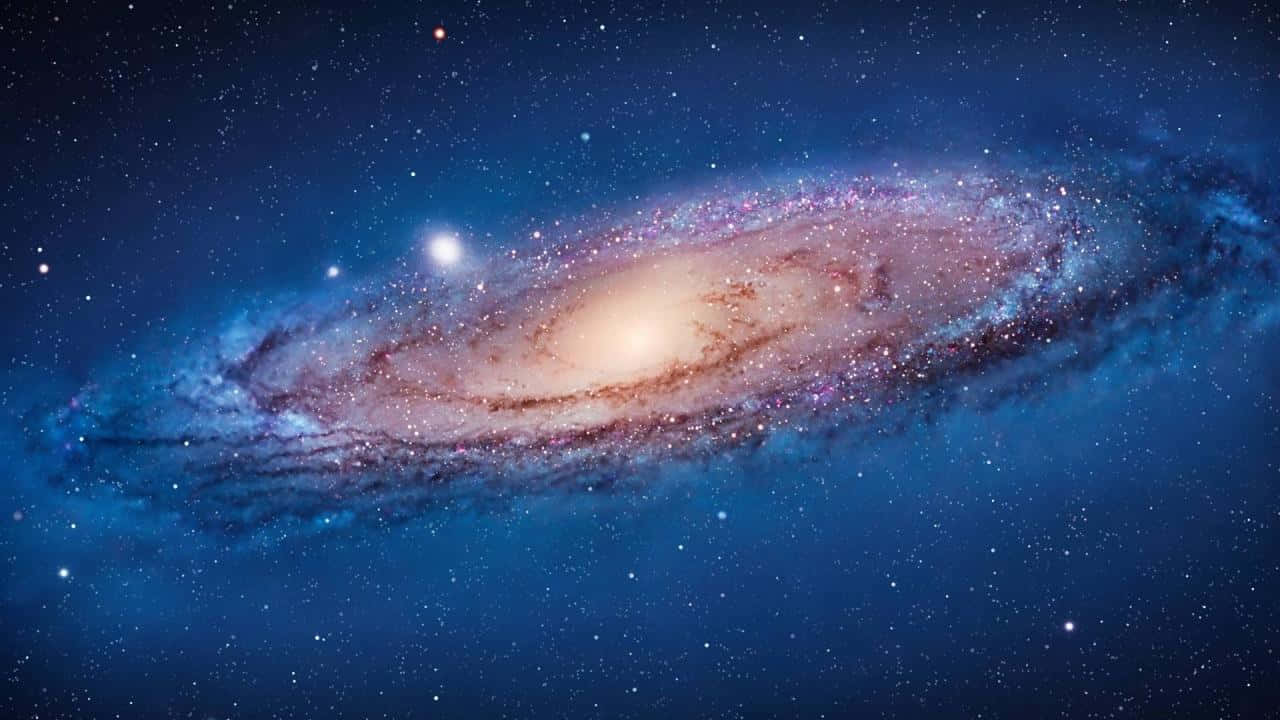 銀河 桌布 壁紙 — 一個令人嘆為觀止的螺旋星系，在深藍色星空中閃耀著粉紅色和金色的塵埃。