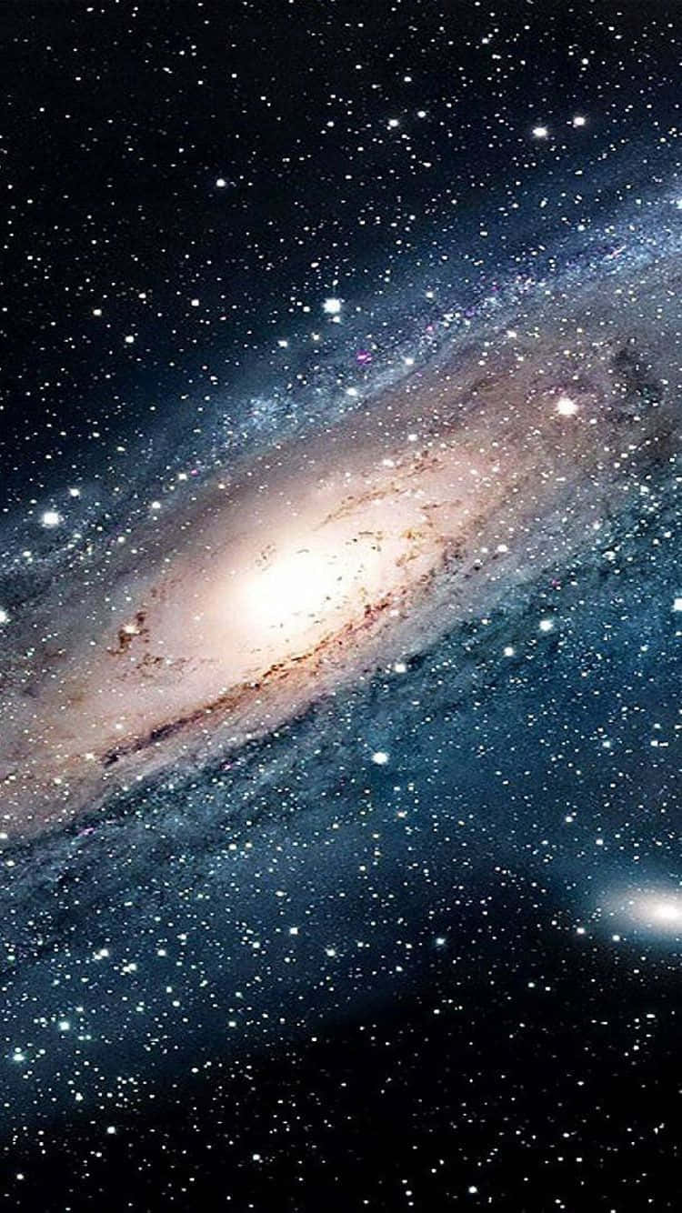 銀河 桌布 壁紙 — 一個令人嘆為觀止的螺旋星系，在深邃的宇宙黑色天空中閃耀著數十億顆恆星。