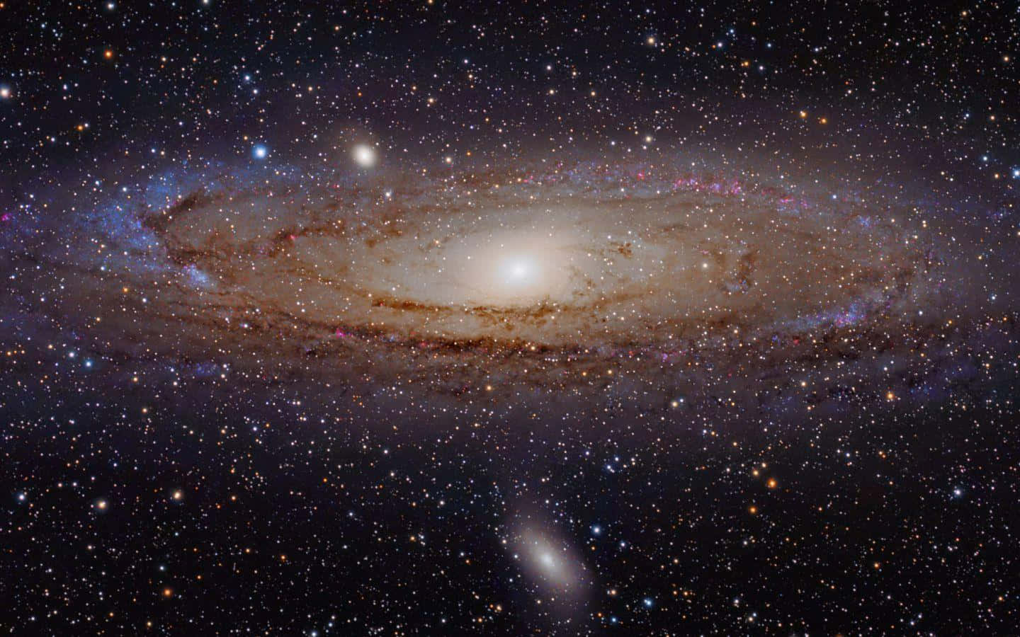 Astrophysics 桌布 壁紙 — 一個令人嘆為觀止的螺旋星系，在深邃的宇宙夜空中閃耀著金色塵埃和充滿活力的星團。
