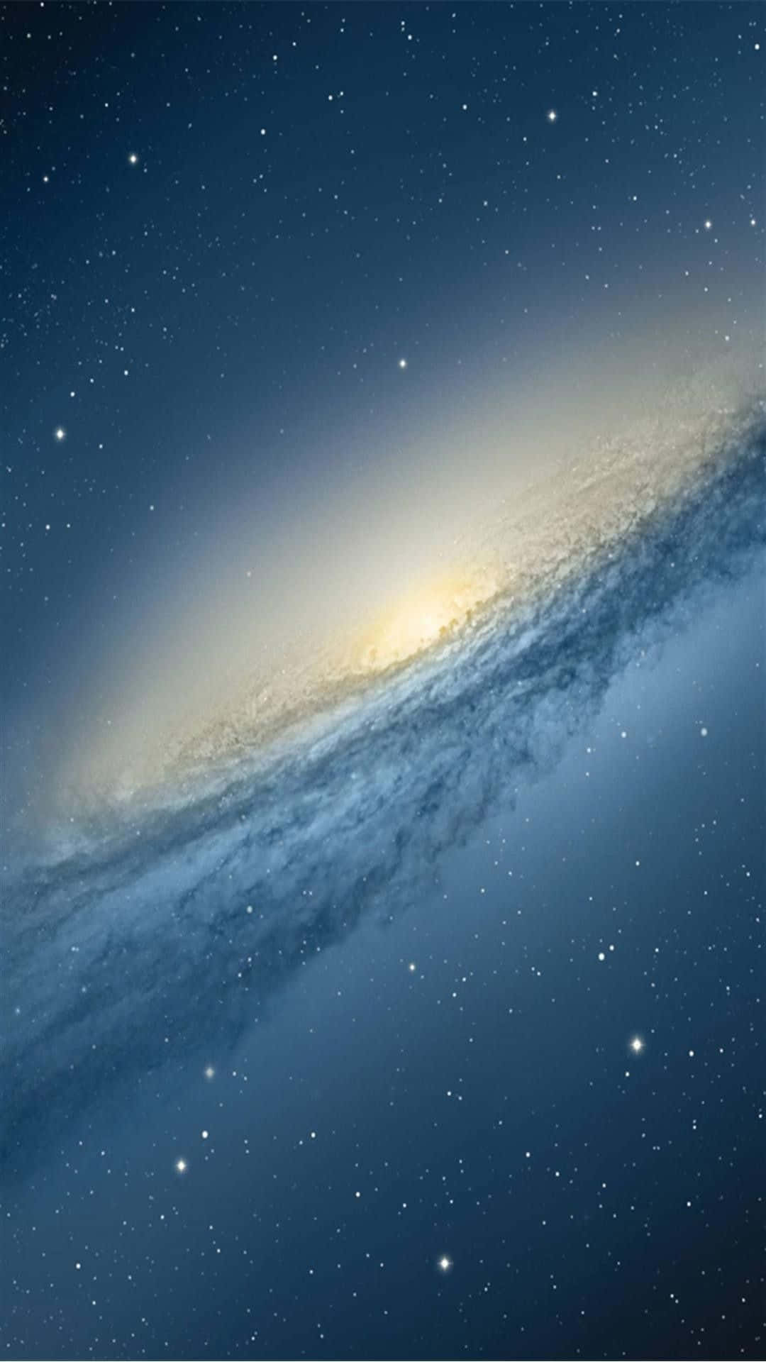 Galaxy Phone 桌布 壁紙 — 一個令人嘆為觀止的螺旋星系，在深藍色星空中閃耀著金色光芒。