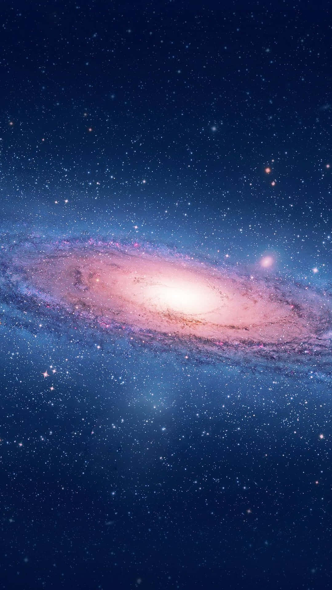 太空 桌布 壁紙 — 一個令人嘆為觀止的螺旋星系，在深藍色星空中散發著粉紅和金色的光芒。