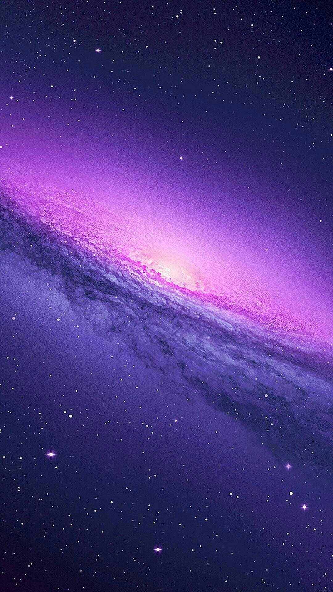 酷炫星系 桌布 壁紙 — 一個令人嘆為觀止的螺旋星系，在繁星點點的宇宙背景下散發出充滿活力的紫色和粉紅色調。