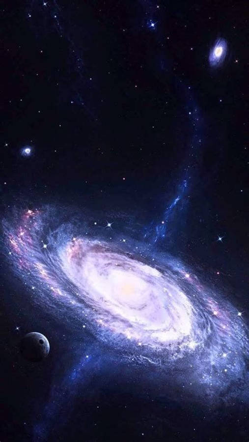 銀河 桌布 壁紙 — 一個令人嘆為觀止的螺旋星系，在繁星點點的宇宙背景下，閃爍著紫色和藍色的星雲，遠處還有一輪月亮。
