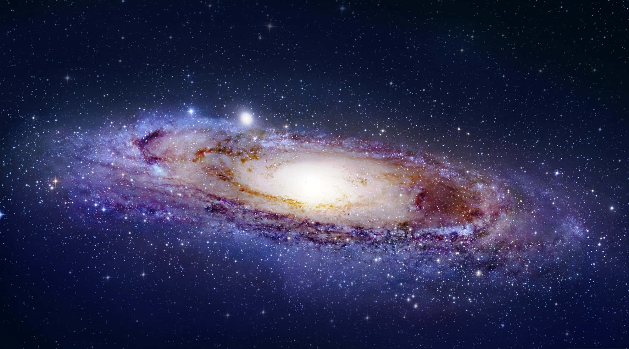 Nasa Galaxy 桌布 壁紙 — 一個令人嘆為觀止的螺旋星系，在繁星點點的宇宙背景下散發出紫色和金色的光芒。
