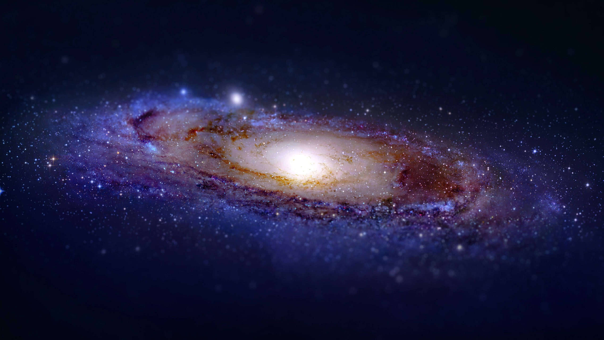 銀河 桌布 壁紙 — 一個令人嘆為觀止的螺旋星系，在繁星點點的宇宙虛空中閃耀著金色核心和旋轉的藍紫色旋臂。