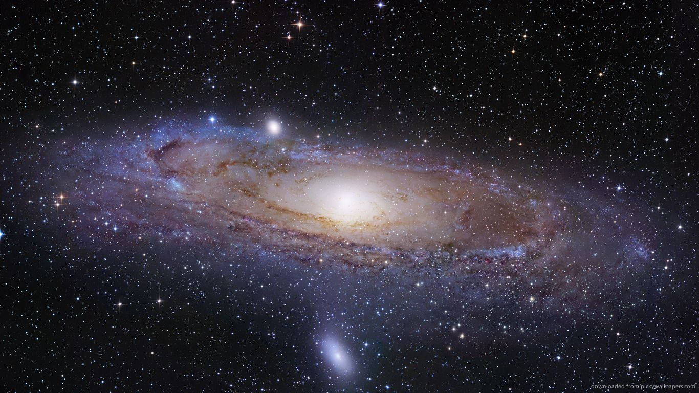 Milky 桌布 壁紙 — 一個令人嘆為觀止的螺旋星系，在繁星點點的宇宙背景下閃耀著金色和藍色的色調。