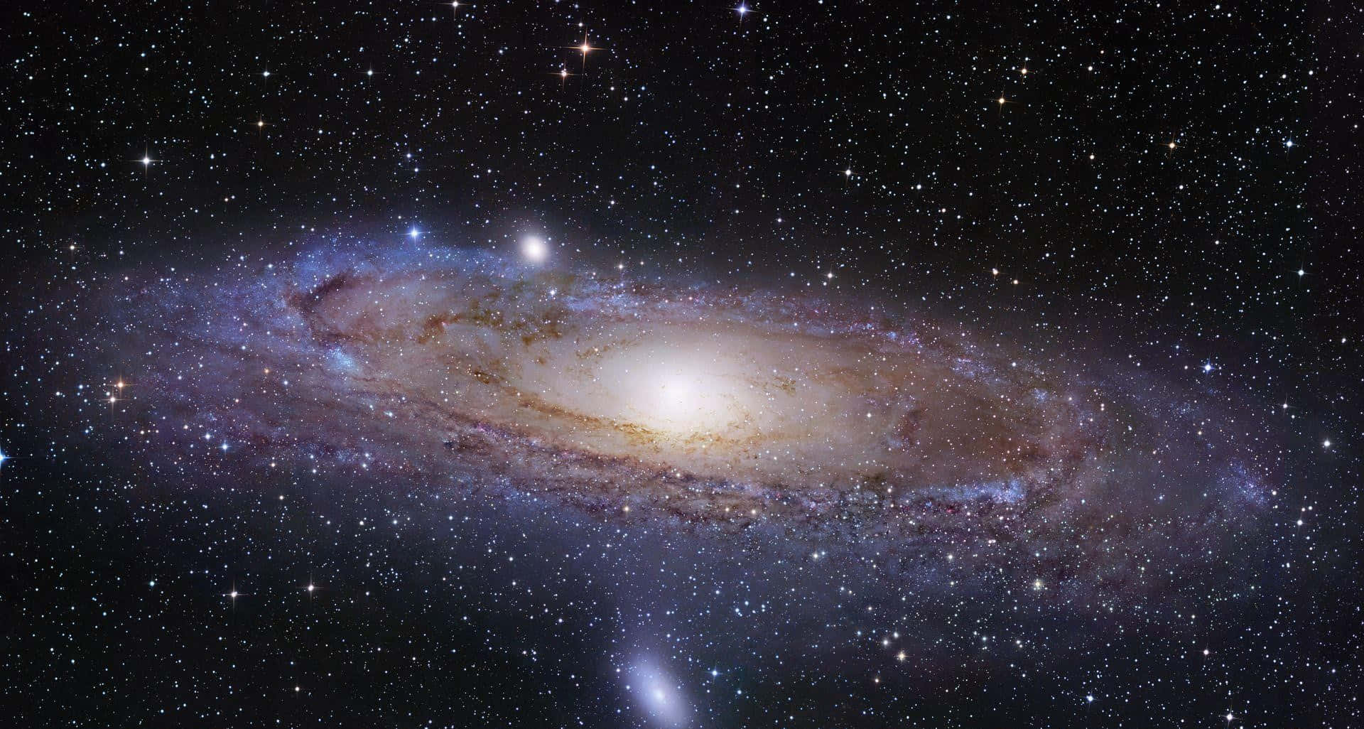 銀河 桌布 壁紙 — 一個令人嘆為觀止的螺旋星系，在繁星點點的宇宙背景下閃耀著金色和藍色色調。