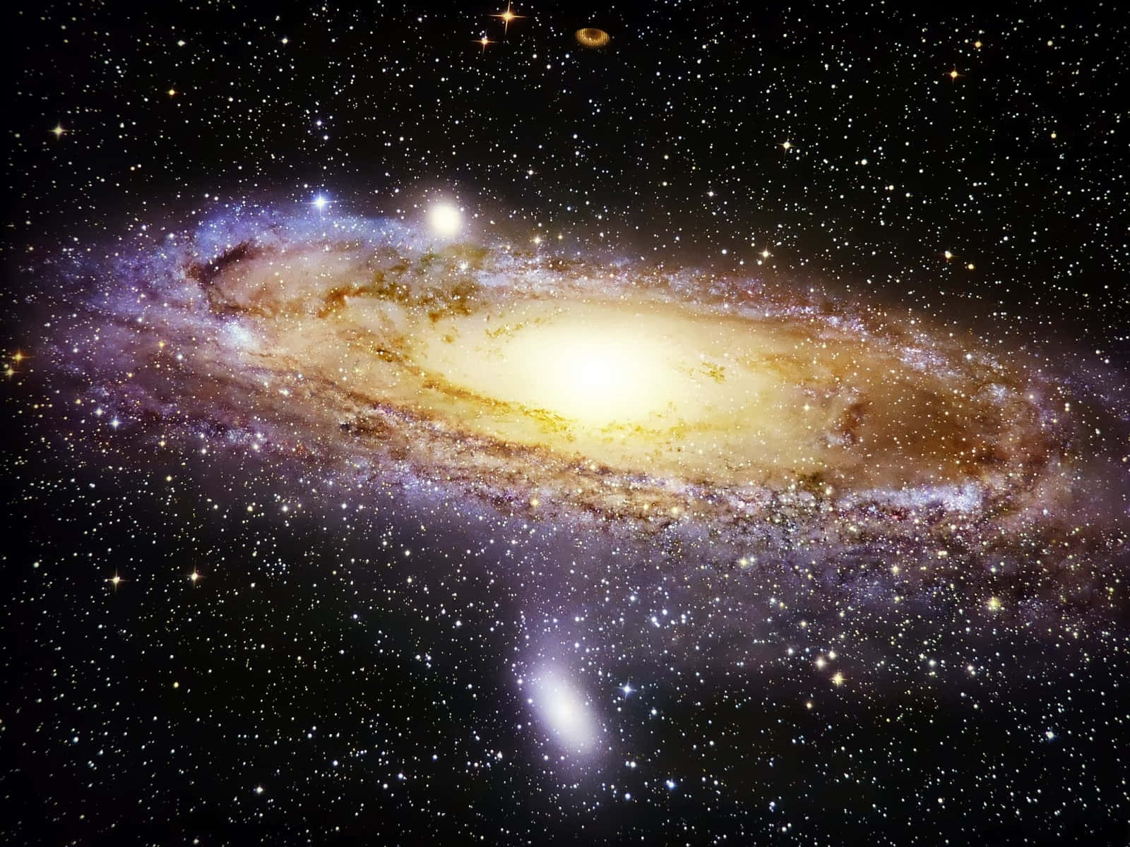 Cosmos 桌布 壁紙 — 一個令人嘆為觀止的螺旋星系，在繁星點點的宇宙背景下閃耀著金色和紫色的光芒。