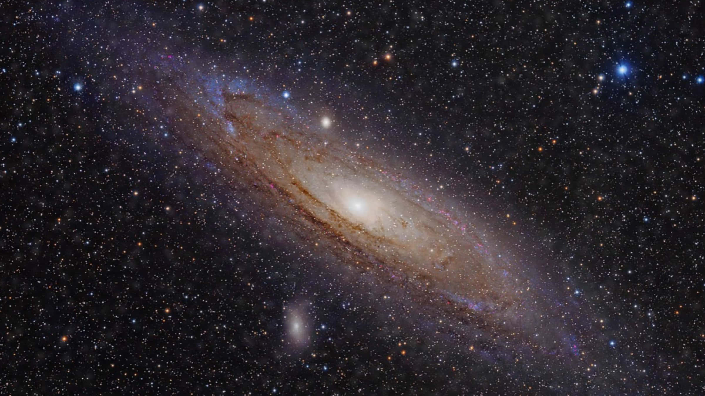 Elliptical Galaxy 桌布 壁紙 — 一個令人嘆為觀止的螺旋星系，擁有發光的旋臂和無數恆星，背景是深邃的宇宙黑色。