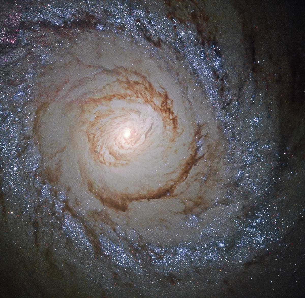 Beautiful Galaxy 桌布 壁紙 — 一個令人嘆為觀止的螺旋星系，擁有發光的橙色核心和由恆星與宇宙塵埃組成的旋轉臂，背景是黑暗虛空。