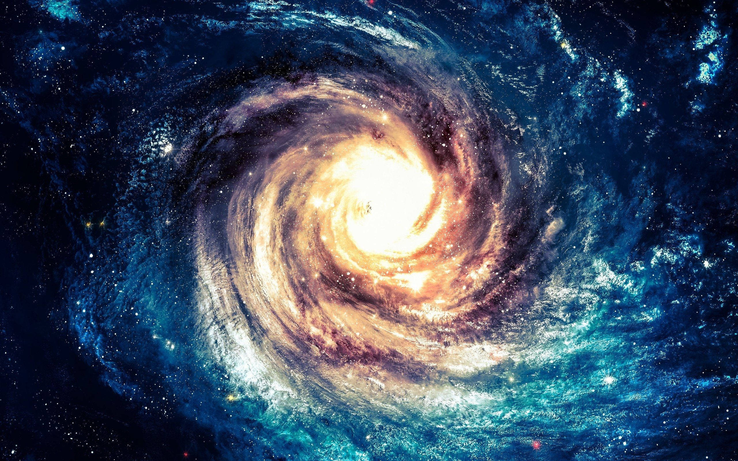 黑洞 桌布 壁紙 — 一個令人嘆為觀止的螺旋星系，散發著熾熱的橙色核心和點綴著星星的深藍色宇宙臂。