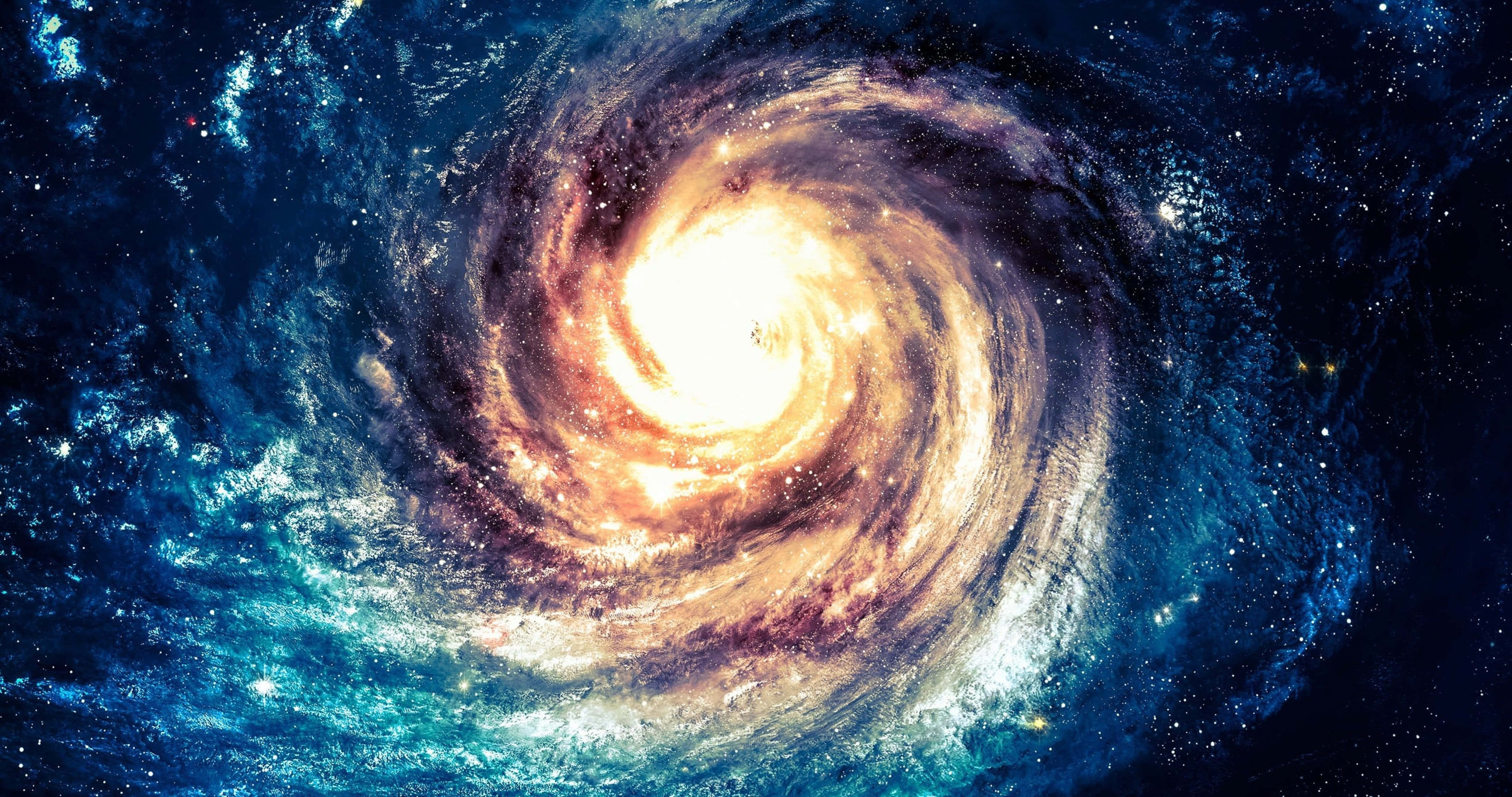 銀河 桌布 壁紙 — 一個令人嘆為觀止的螺旋星系，旋轉著發光的橙色核心和深藍色的宇宙臂，上面點綴著星星。
